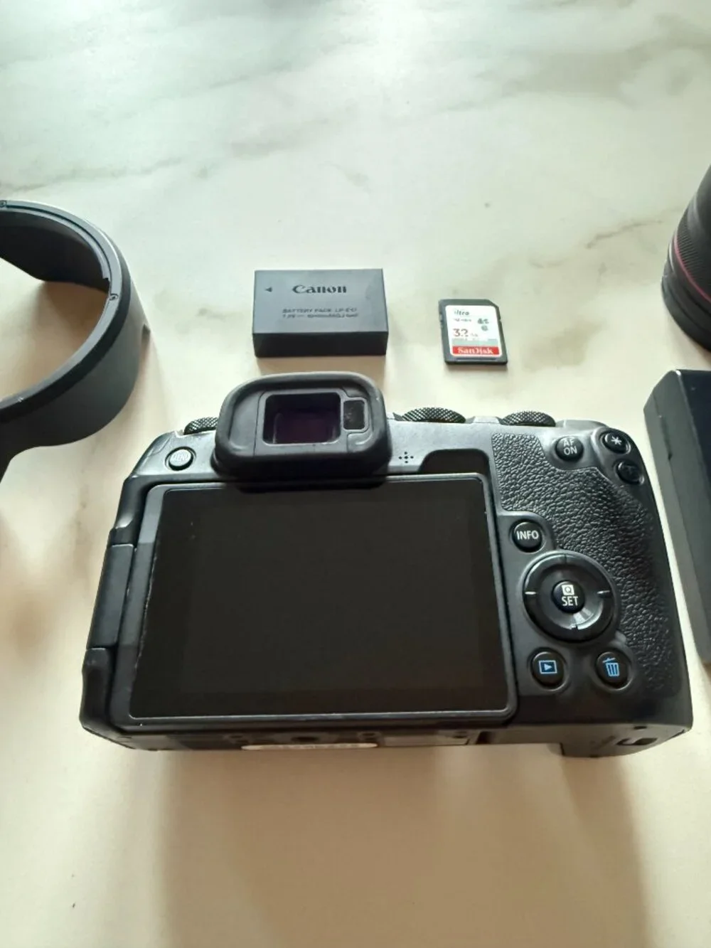 CANON EOS R Full-Frame Mirrorless Camera + RF 24-105mm F4L IS USM Lens Kit